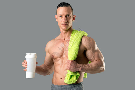 决策失误？狼队开季4连败后选择与佩雷拉续约3年，现又将其解雇