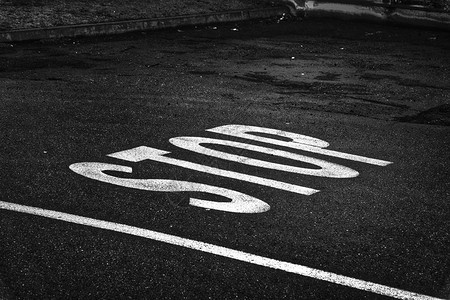 停车标志的道路标记街道方向图片
