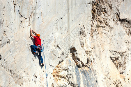 一个人正在训练爬上岩石在大自然中攀岩极限运动一个危险的爱好登山者正在经历一背景图片