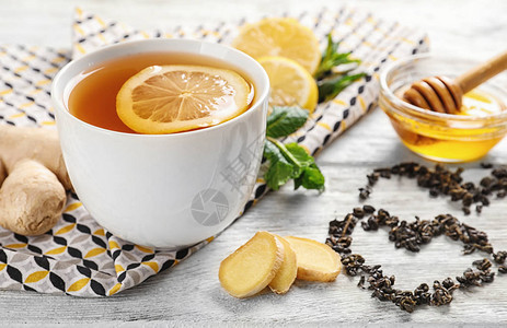 一杯美味的茶桌上加柠檬背景图片