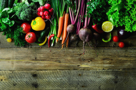 木制背景上的蔬菜生物健康有机食品草药和香料生的和素食的概念图片