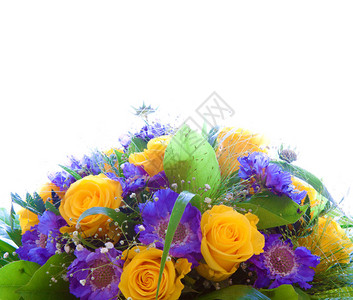 紫罗兰花束的黄色玫瑰花朵和紫色花朵被白图片