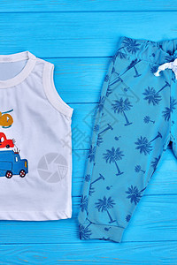 高品质的婴儿夏季服装托德男孩用蓝木本底的现代设计背景图片