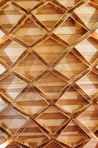 用竹菱形装饰的木制天花板的顶视图背景图片