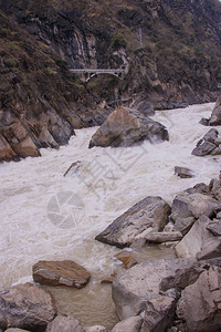 位于云南省丽江市北部的虎跳峡背景图片