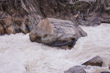 位于云南省丽江市北部的虎跳峡背景图片