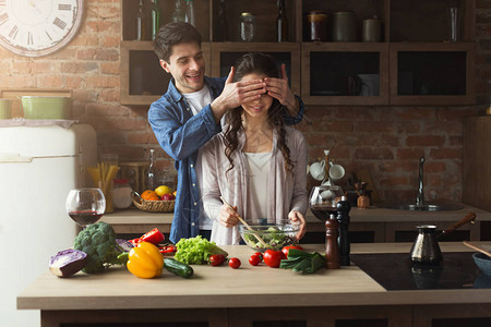 幸福的夫妇在家里的阁楼厨房里烹饪健康的食物图片