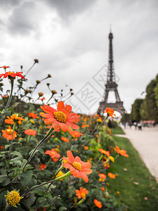 法国巴黎的埃菲尔铁塔在背景中模糊图片