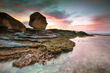 东盟博览会在印度尼西亚海滩上高贵的岩石上的神背景