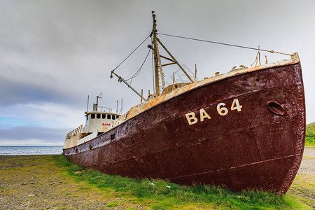 在PatrekfjordurWestfjords冰地的Gardar图片