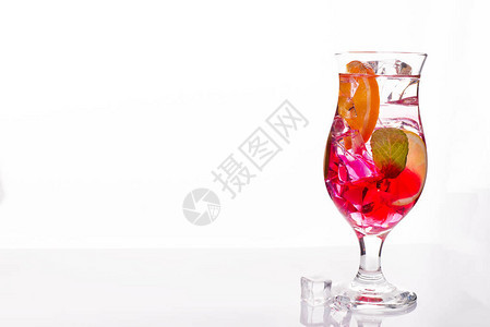 粉红色和红色新鲜多彩异国情调的酒精鸡尾酒与柠檬和冰在白色图片