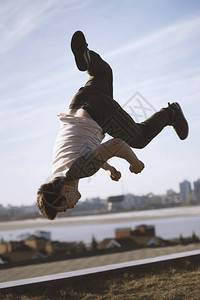 青年男子在户外跳跃运动游乐图片