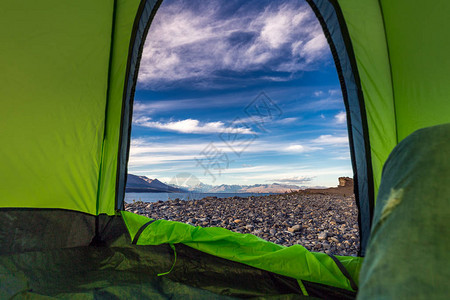俯瞰普卡基冰川湖的绿色帐篷图片