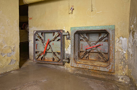 从旧的地下掩蔽所进入鲁斯提密舱紧急出口带有可见锁定装置的图片