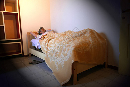 睡不着的成熟男子在他的卧图片