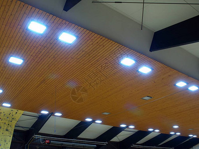 来自体育建筑木制天花板节能灯光板图片