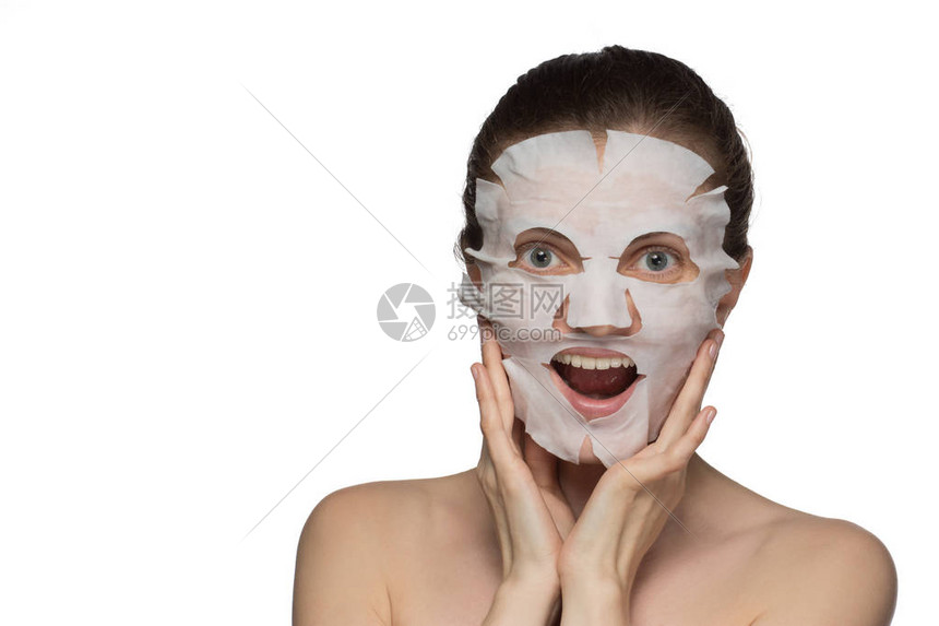 美丽的年轻女子正用化妆面罩蒙脸白的白图片