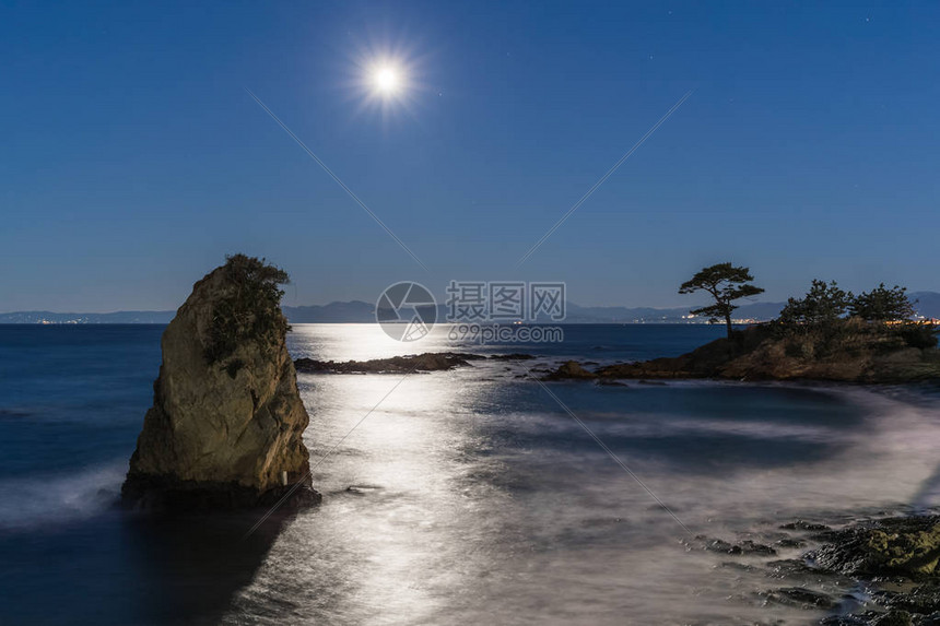 从Tateishi公园观察点看到Sagami湾和Fuji山的月亮夜海景图片