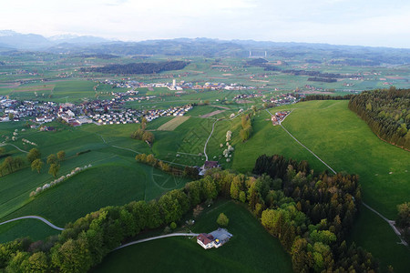 瑞士低地春季清晨有村庄农场和阿尔卑图片