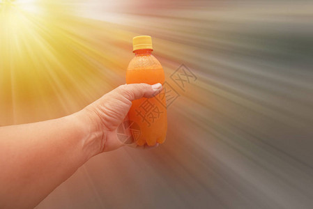 具有径向模糊背景的橙汁手图片