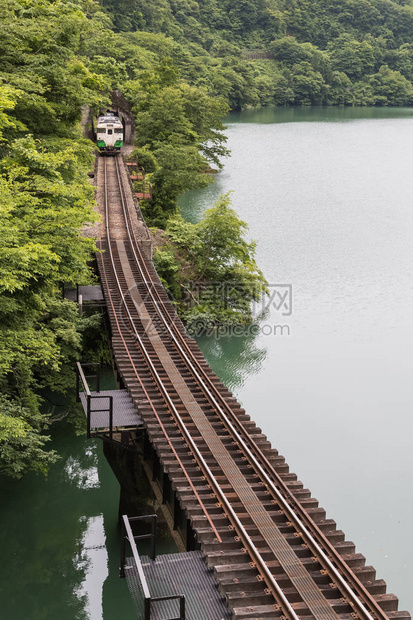 福岛县夏季的只见铁路线和只见川图片