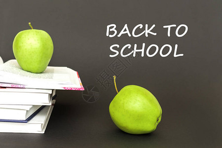 回到学校文字回学校两个绿苹果用灰色图片