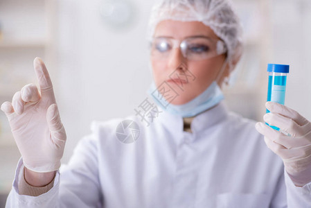 实验室中的女化学图片