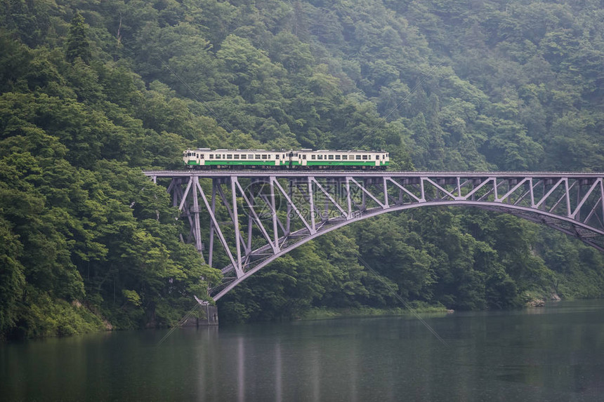 福岛县夏季的只见铁路线和只见川图片