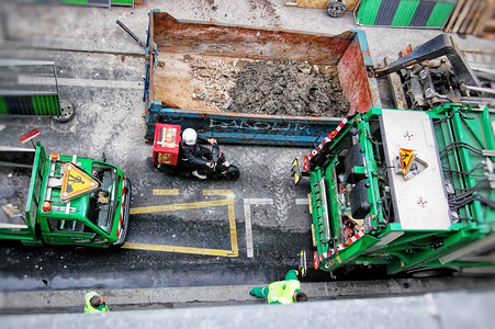 城市生活道路工程有披萨和垃圾图片