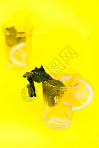 黄底有机水果两杯柠檬汁美味含图片