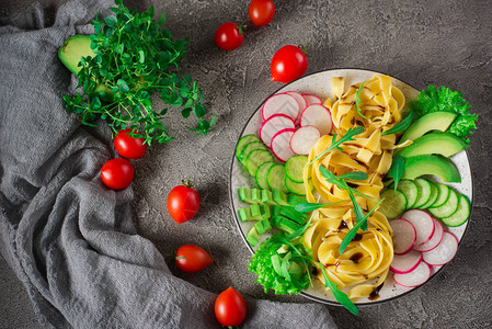 Fettucyne有鳄梨萝卜和黄瓜图片