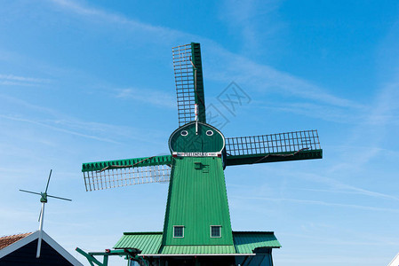 反对蓝天的荷兰风车图片