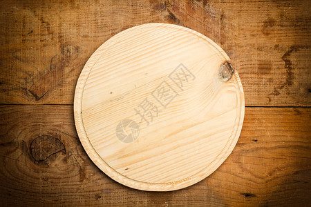 木桌上的空木盘图片