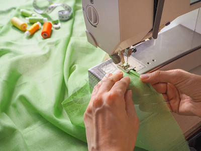 缝纫机上的缝纫过程特写图片