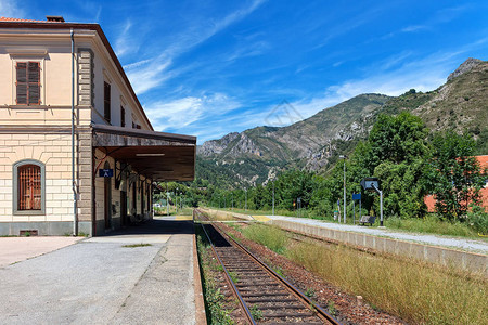 法国高山小镇Tende当地火车站沿平台运行铁路轨迹校图片