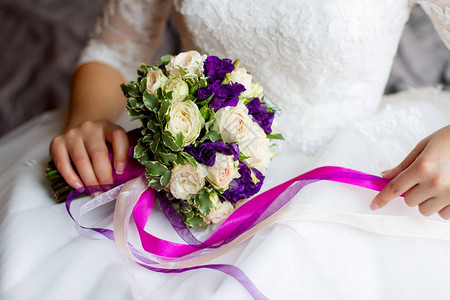 新娘在礼服上的花束图片