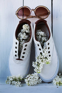 时尚女白鞋和太阳镜背景图片