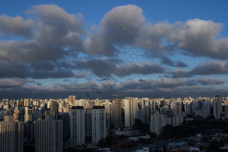 圣保罗市的空中观察大城市的图片