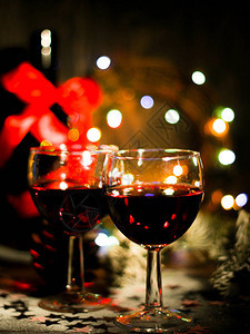 假日背景有红酒红酒和木桌上圣诞图片