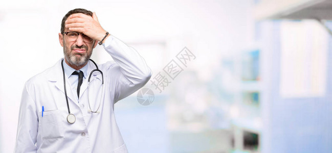 高级医生医疗专业人员害怕和紧张地表达焦虑和恐慌的姿态图片