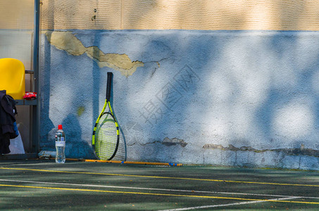 孤独的大网球拍站在墙边图片