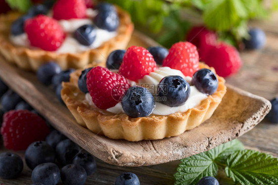 甜点果子和蓝莓放在木制桌边美食的新鲜甜图片