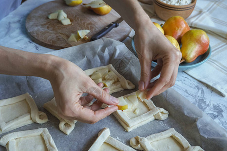 美味的酥皮馅饼制作糕点的过程图片