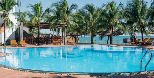 亚洲一家五星级酒店的游泳图片