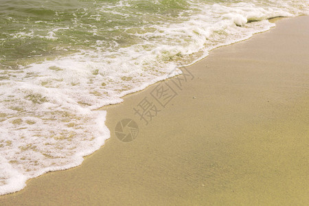 在海的滩上的波浪与背景图片