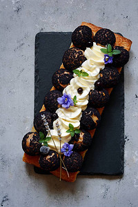 由酥皮泡芙醋栗奶油和生奶油制成的圣奥诺雷蛋糕经典的法式甜点精图片