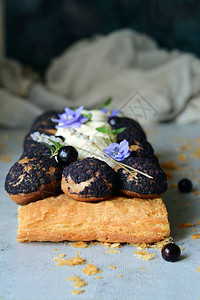 由酥皮泡芙醋栗奶油和生奶油制成的圣奥诺雷蛋糕经典的法式甜点精图片