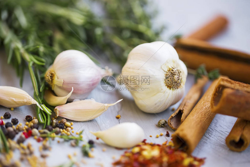 大蒜与香料和香草芳香调味品图片