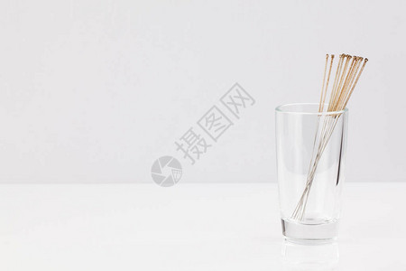 中医传统针筒的银针图片
