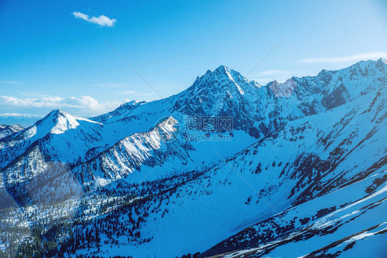 桑尼天气中岩石山峰上积雪高峰的风景自然图片